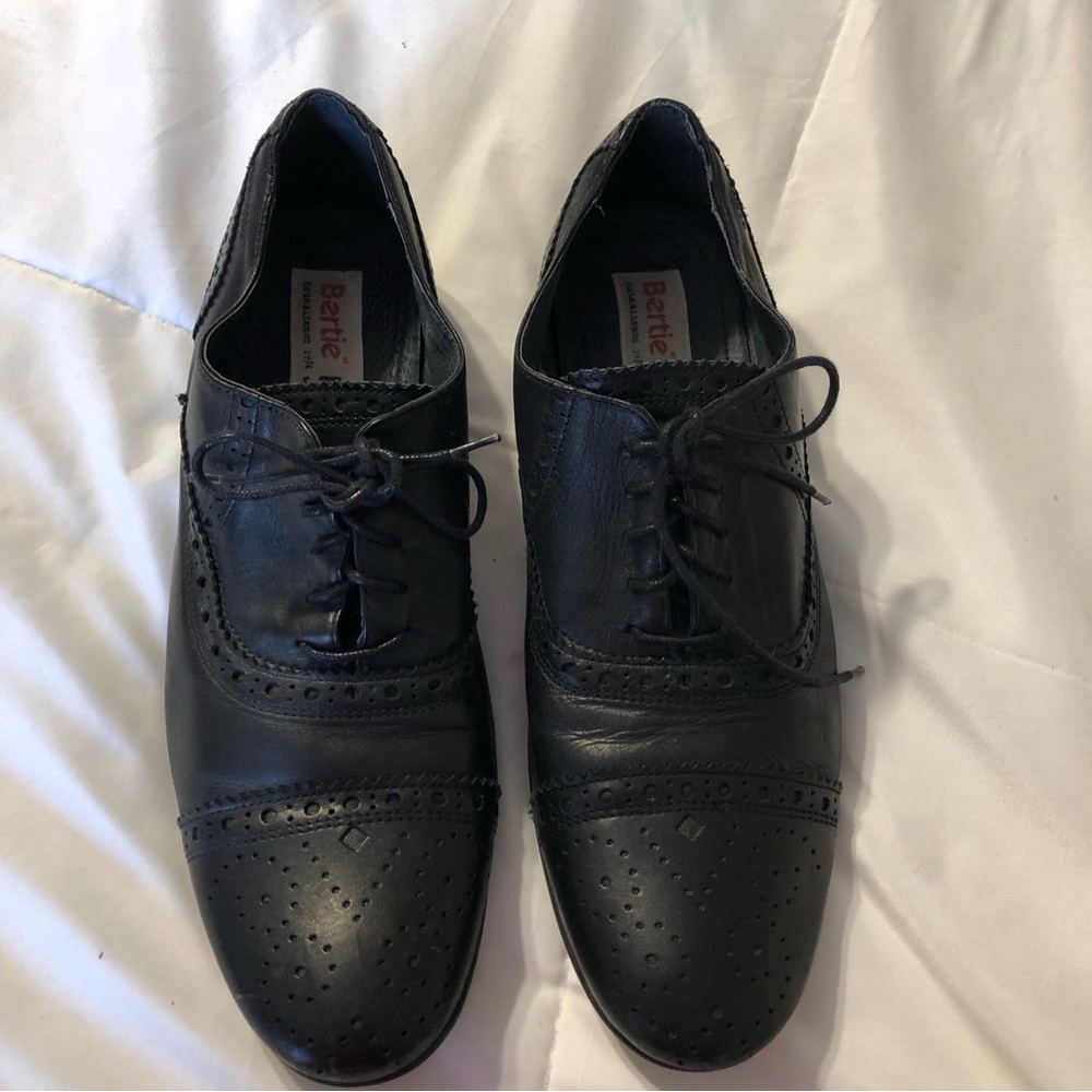 Men’s US size 9 (EU size 42) black Bertie genuine leather win tip lace-up shoes